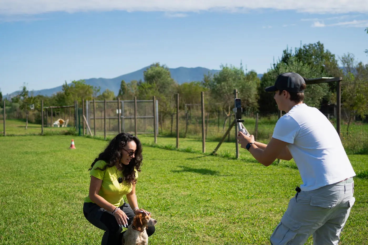 Riprese con lo smartphone su gimbal durante una lezione di addestramento cinofilo all'aperto