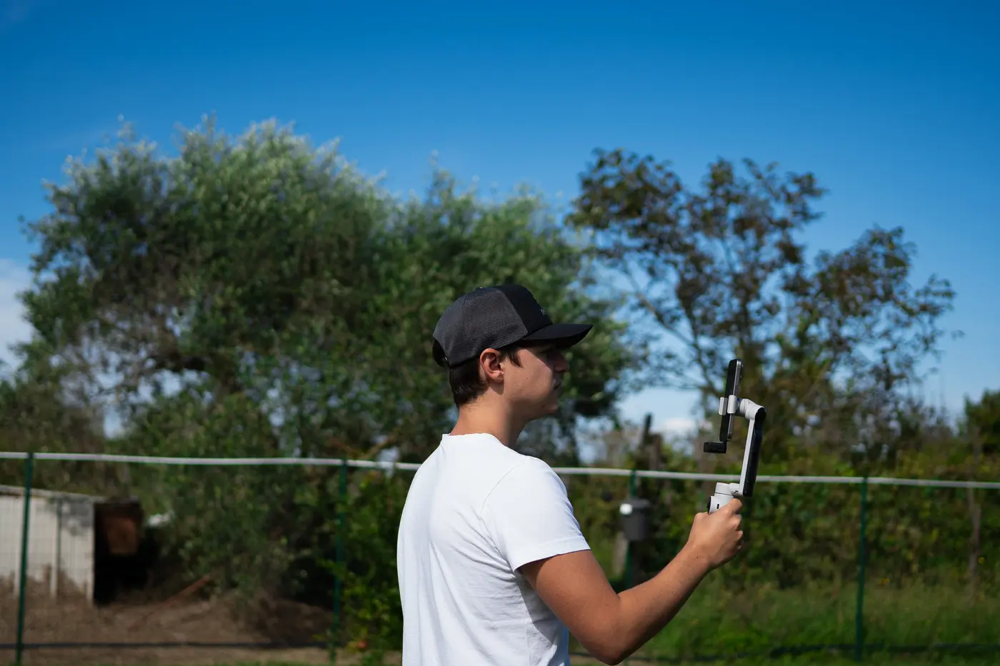 Operatore con lo smartphone sul gimbal pronto a girare all'aperto
