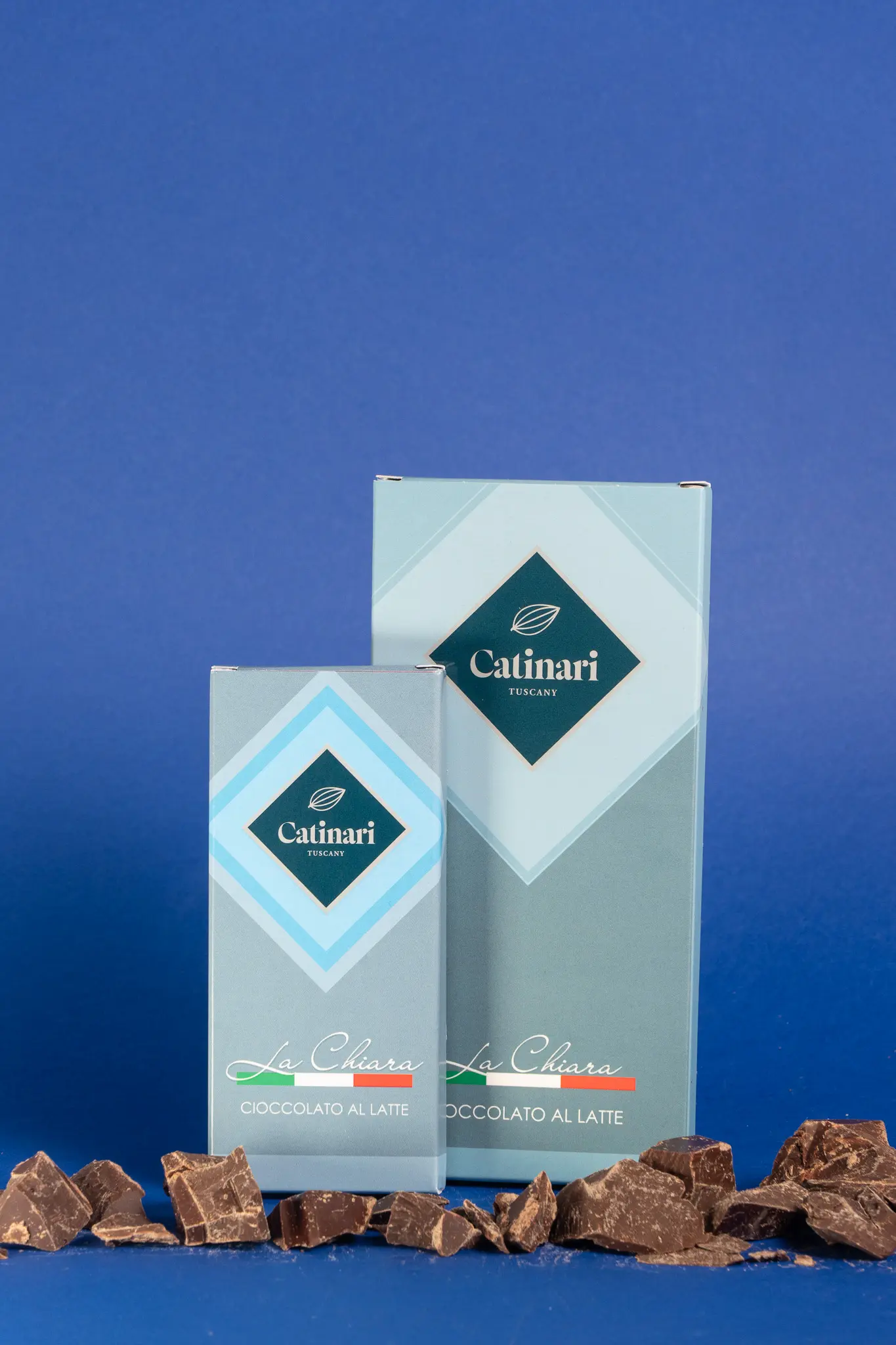 Confezioni di cioccolato artigianale su fondo blu